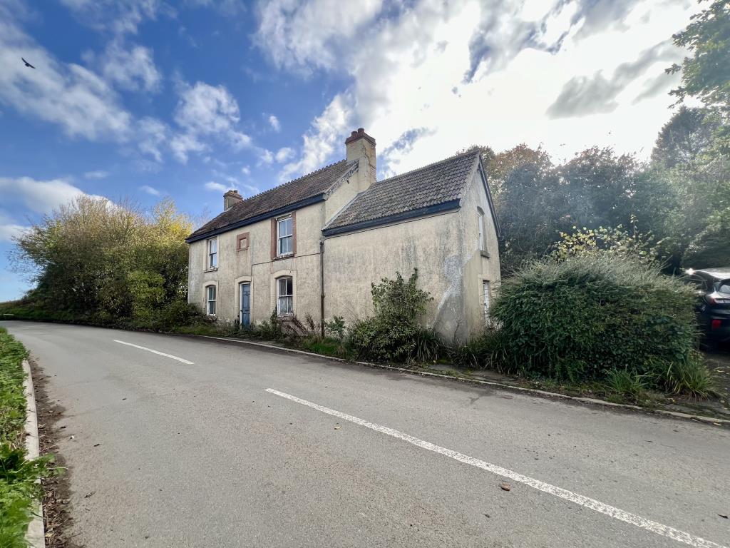 Lot: 16 - DETACHED THREE-BEDROOM COTTAGE FOR IMPROVEMENT WITH PLANNING FOR EXTENSION - General view of the front of Hollytree Cottage
